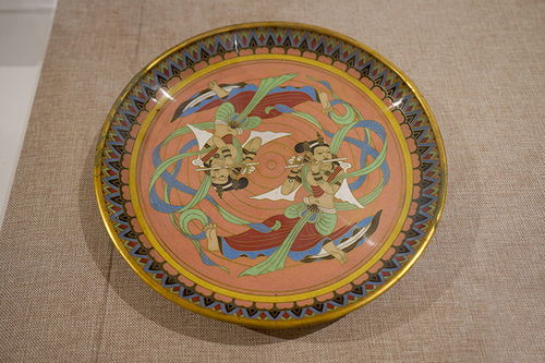 時(shí)隔70年再現(xiàn) 百余民間美術(shù)工藝品齊聚清華，傳承與創(chuàng)新并行